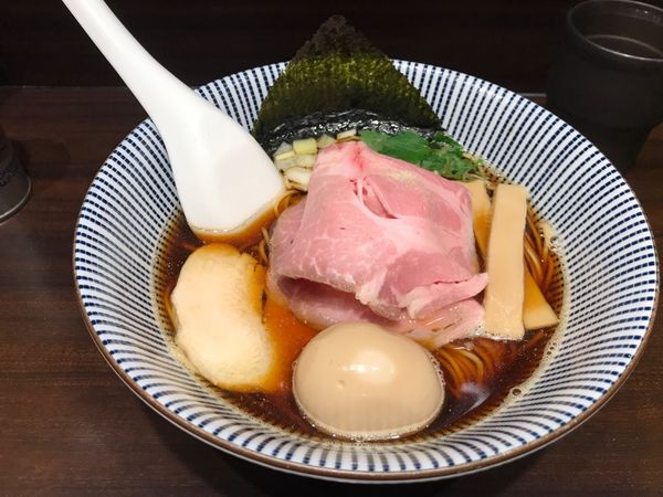 「特製黒醤油煮干そば」@寿製麺 よしかわ 西台駅前店の写真