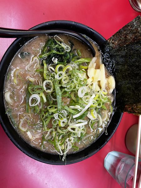 「ラーメン750円＋青ネギ80円」@ラーメン杉田家の写真