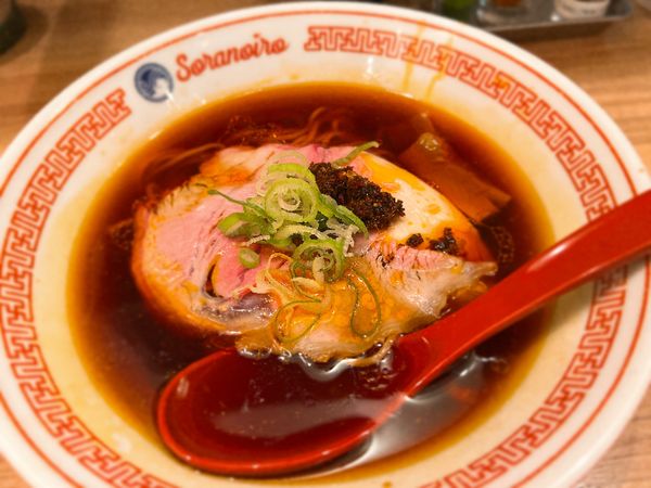 「辛口淡麗醤油ラーメン(930円)」@ソラノイロ NIPPONの写真