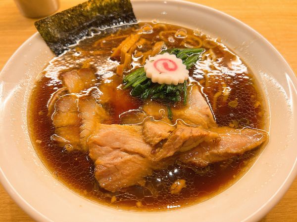 「醤油半チャーシューメン(900)」@長岡食堂 東京ラーメン横丁店の写真