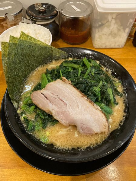 「豚骨醤油らーめん+ほうれん草+ライス」@横浜系ラーメン 一門家 大街道店の写真
