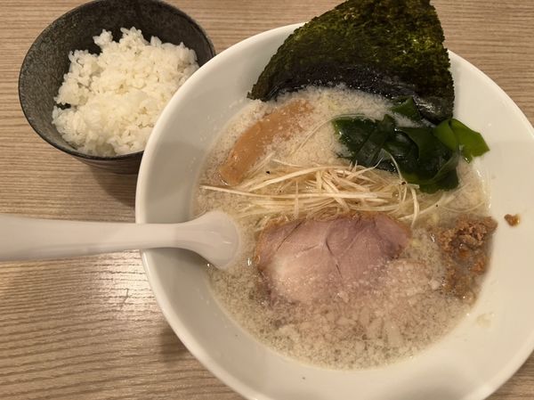 「コッテリの塩らー麺＋サービスごはん」@コッテリの塩らー麺専門店 MANNISH 日暮里店の写真