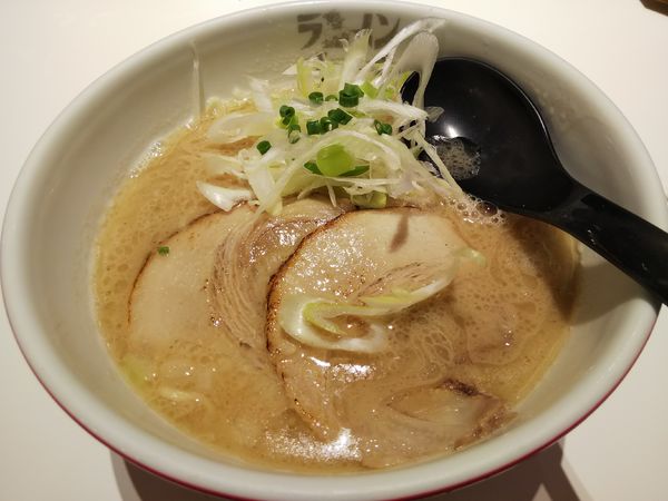 「魚介とんこつラーメン　：カタ」@ラーメン海鳴 JRゲートタワー店の写真