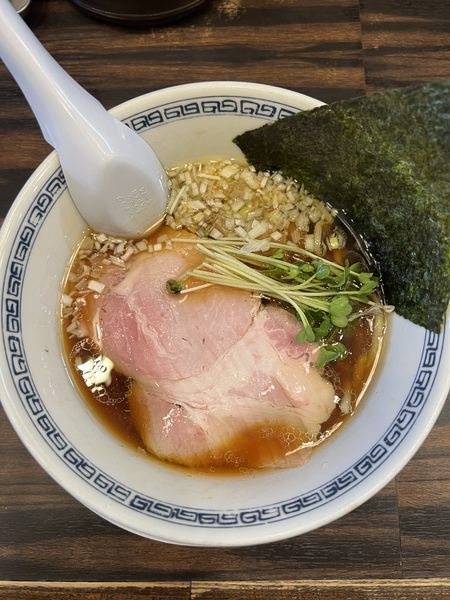 「醤油ラーメン（太麺）800円」@稲荷屋の写真