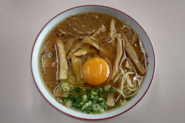 「中（ノーマル並盛）+生卵+メンマ」@中華そば いのたに 本店の写真