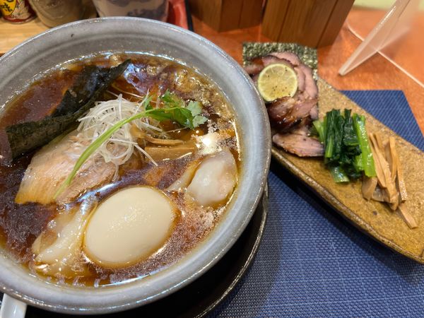 「特製醤油らーめん+ワンタン」@らーめん 梶原の写真