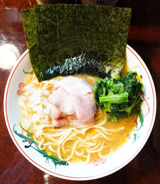 「豚骨醤油ラーメン 並盛＋ほうれん草＋スーパードライ中瓶」@こいけのいえけいの写真
