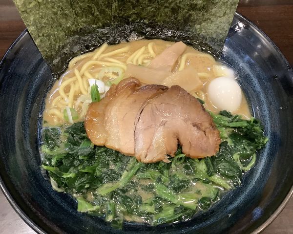 「豚骨醤油　＋　ほうれん草」@麺屋 王道の写真