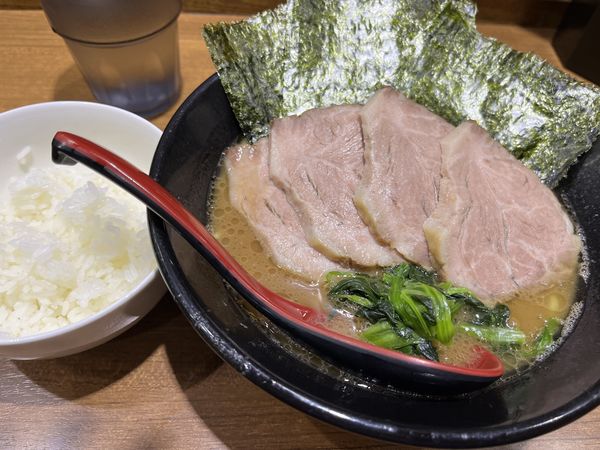 「チャーシューメンかためこいめ＆ライス」@麺家 黒の写真