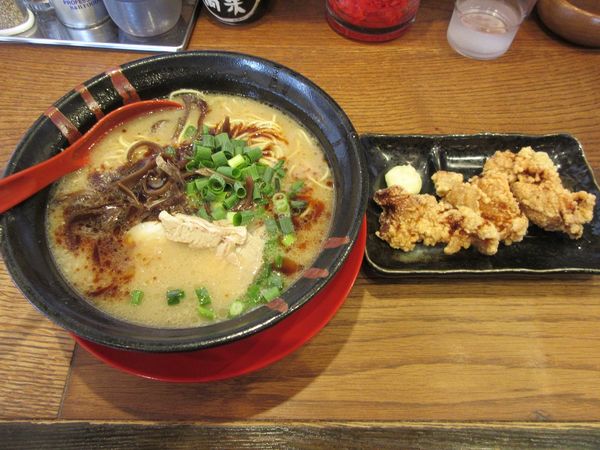 「黒とんこつらーめん（８３０円）＋替え玉＋唐揚げ」@九州とんこつ 麺屋 昇の写真
