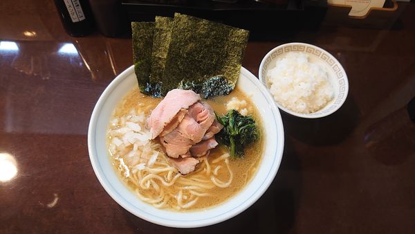 「豚骨醬油ラーメン（大盛220g）＋チャーシュー増＋白飯ハーフ」@こいけのいえけいの写真