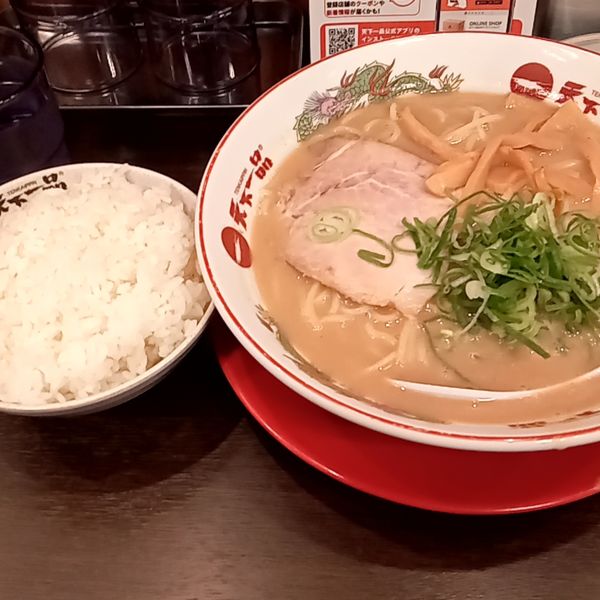 「平日限定販売ラーメンライスセット(980円)麺大盛り(180円)」@天下一品 青物横丁店の写真