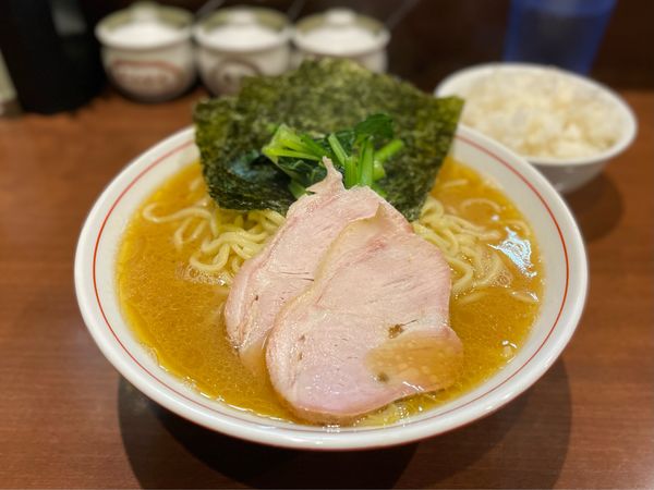 「らーめん もも¥900、中盛り¥100、ライス¥100」@らーめん飛粋の写真