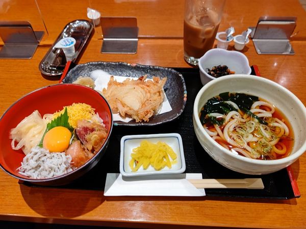 「日替り88ランチ(旬菜天＋海鮮月見丼＋温うどん)880円」@海鮮茶屋 一鮮の写真