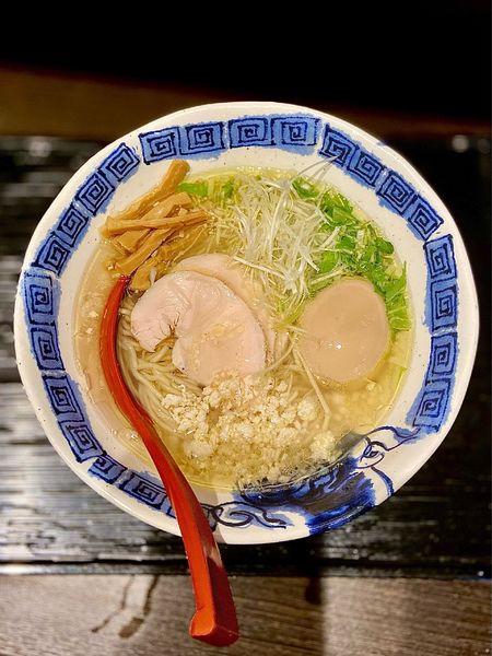 「つくば茜鶏 塩らぁめん + 味玉」@龍のひげの写真