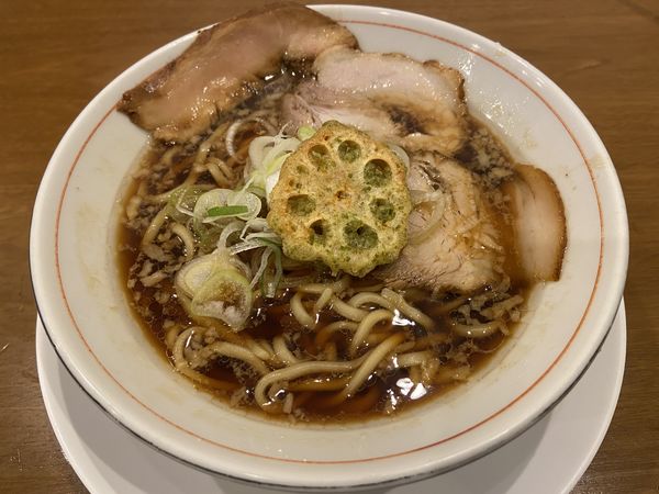 「しょうゆ（太麺 背脂有）」@麺や いちころの写真