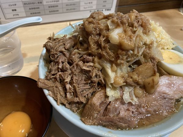 「ラーメン少なめ　生卵　限定ほぐし豚」@ラーメン富士丸 平塚店の写真