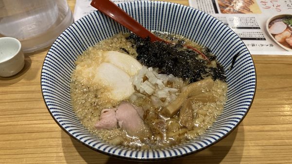 「背脂醤油らー麺」@焼きあご塩らー麺  たかはし 歌舞伎町店の写真