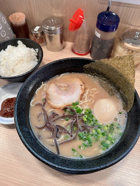 「ラーメン＋味玉＋辛味」@九州とんこつらーめん ひらさわの写真