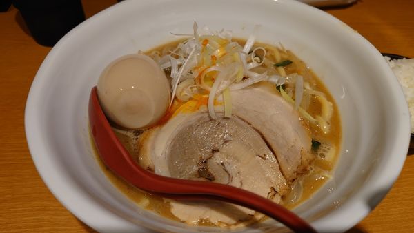「味玉味噌ラーメン + 半ライス」@らーめん蓮 三軒茶屋店の写真