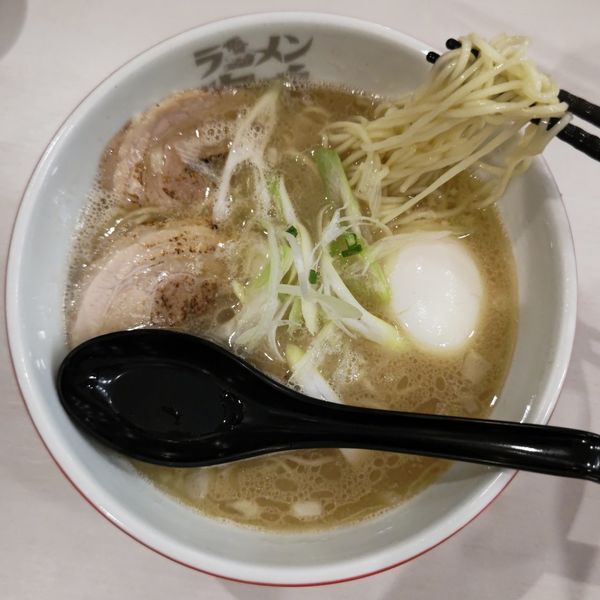 「ラーメン(970円)」@ラーメン海鳴 福岡空港店の写真