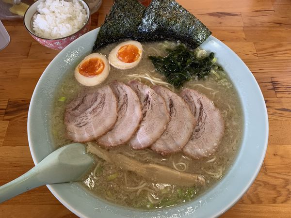 「チャーシュー正油ラーメン　中盛り　味玉　半ライス」@ラーメンショップ 足利50号店の写真