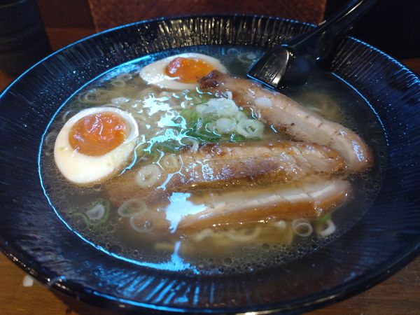 「モンゴル岩塩ラーメン＋茶卵」@和の中の写真