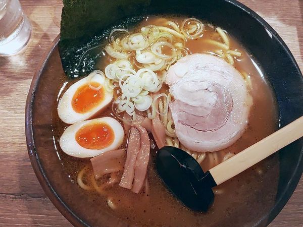 「醤油らーめん(大盛)+味玉」@つけ麺屋 ごんろく 両国店の写真