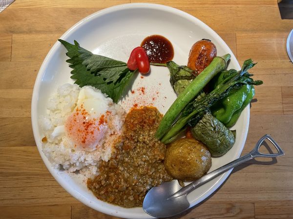 「キーマカレー温玉のせ＋野菜ビュッフェ」@WE ARE THE FARM 渋谷の写真