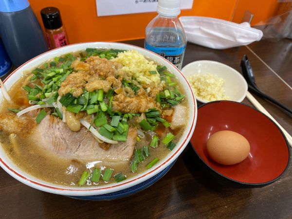 「限定(豚にらラーメン中)950円＋生卵50円」@らーめん漢道の写真