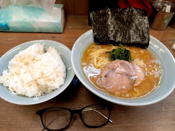 「ラーメン(かため、多め、サービス大ライス)」@横浜らーめん 渡来武の写真