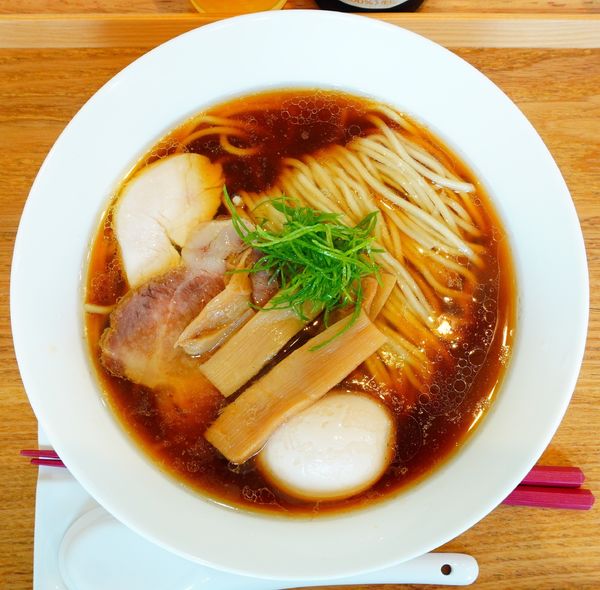 「味玉らぁめん（醤油）＋瓶ビール（小瓶）」@らぁめん ご恩の写真