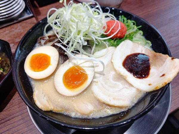 「赤ダレ全部のせラーメン(並盛・90g)1,280円」@元祖博多中洲屋台ラーメン 一竜 前橋文京店の写真