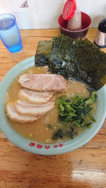 「中盛りチャーシュー海苔増し」@六角家 本店の写真