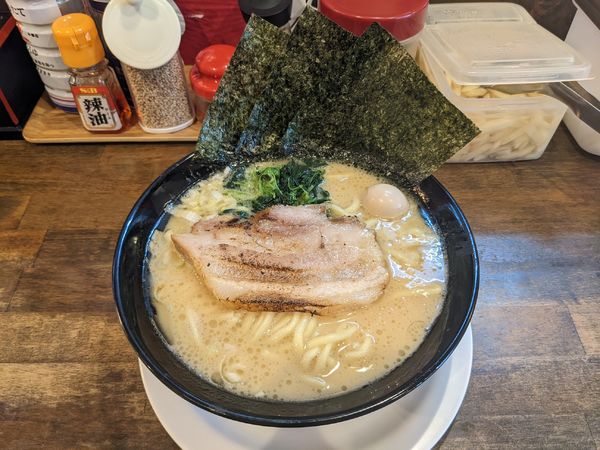 「豚骨醤油らーめん」@横濱家系ラーメン 暁家の写真