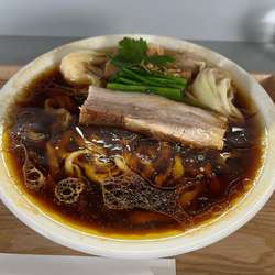 ワンタン付き醤油らーめん　きりっと　手揉み