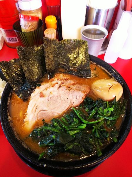 「チャーシューメン＋ライス＋ほうれん草＋味玉」@家系ラーメン 王道 神道家の写真