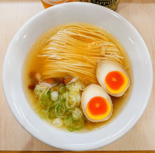 「稲庭中華そば（塩）＋味玉＋瓶ビール」@食堂 七彩の写真