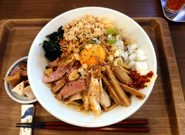 「特製まぜそば+三種の肉切り落とし」@つけめん さなだの写真