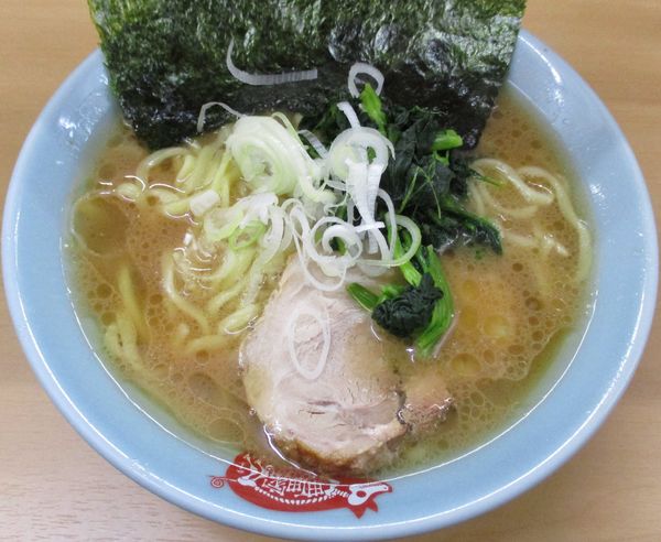 「ラーメン（並・麺やわ）740円」@横浜ラーメン 町田家 新宿南口店の写真