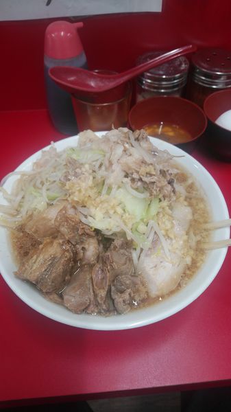 「小豚ラーメン＆生卵」@ラーメン二郎 大宮公園駅前店の写真
