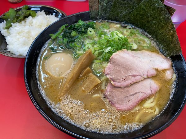「特選ラーメン（中）」@横浜家系ラーメン 宮里家の写真