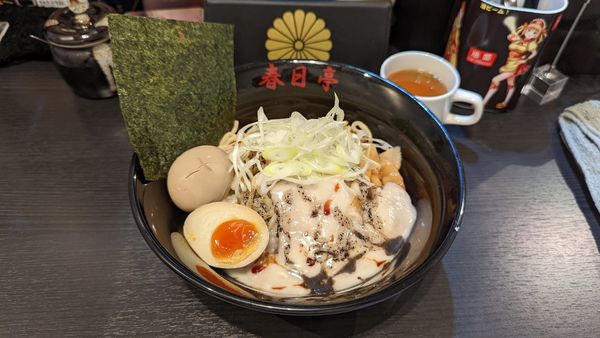 「とん黒(こく)油そば」@油そば 春日亭 柏店の写真