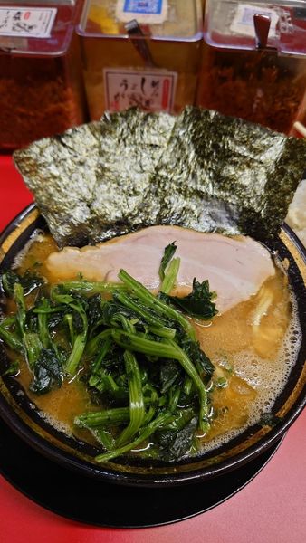 「ラーメン（青菜）」@家系ラーメン王道家直伝 との丸家 松飛台店の写真