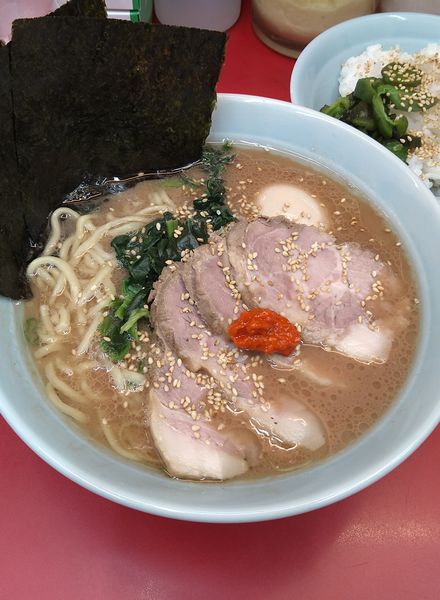 「チャーシューめん+味玉､ライス」@横浜ラーメン 武蔵家 大宮店の写真