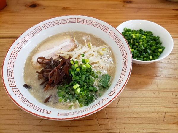 「しょうゆラーメン+ネギ」@豚骨ラーメン おかだの写真
