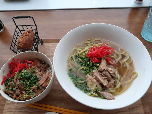 「沖縄そば、ミニ豚バラ丼」@与那国ベーカリー食堂 ウヤシワレの写真