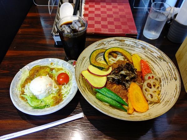「キーマカレーうどん(並盛)970円＋揚げ野菜240円＋サラダ」@遊喜庵の写真
