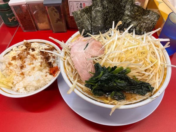 「ネギラーメン白」@家系ラーメン王道家直伝 との丸家 船橋店の写真