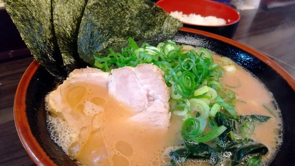 「#九条ねぎラーメン #並 #780円 #麺かため #ライス #中」@横浜家系らーめん 武術家の写真